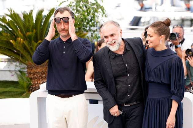 Jude Law, Karim Ainouz und Alicia Vikander beim Photocall zum Kinofilm Firebrand auf dem Festival de Cannes 2023 76. Internationale Filmfestspiele von Cannes am Palais des Festivals. Cannes, 22.05.2023