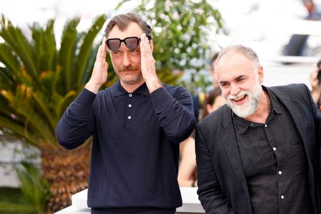 Jude Law und Karim Ainouz beim Photocall zum Kinofilm Firebrand auf dem Festival de Cannes 2023 76. Internationale Filmfestspiele von Cannes am Palais des Festivals. Cannes, 22.05.2023