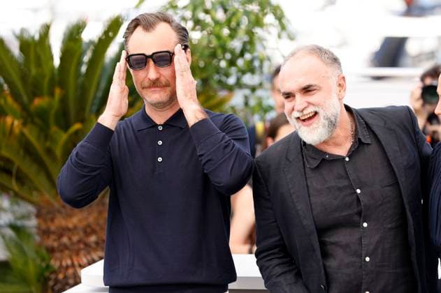 Jude Law und Karim Ainouz beim Photocall zum Kinofilm Firebrand auf dem Festival de Cannes 2023 76. Internationale Filmfestspiele von Cannes am Palais des Festivals. Cannes, 22.05.2023