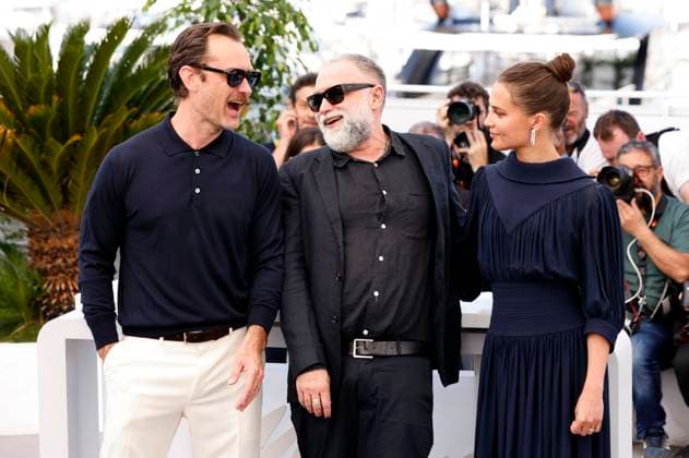 Jude Law, Karim Ainouz und Alicia Vikander beim Photocall zum Kinofilm Firebrand auf dem Festival de Cannes 2023 76. Internationale Filmfestspiele von Cannes am Palais des Festivals. Cannes, 22.05.2023
