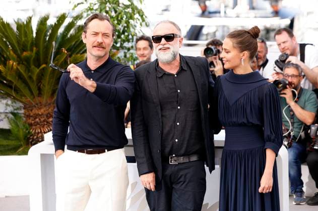 Jude Law, Karim Ainouz und Alicia Vikander beim Photocall zum Kinofilm Firebrand auf dem Festival de Cannes 2023 76. Internationale Filmfestspiele von Cannes am Palais des Festivals. Cannes, 22.05.2023