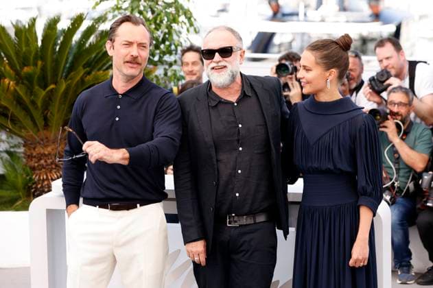 Jude Law, Karim Ainouz und Alicia Vikander beim Photocall zum Kinofilm Firebrand auf dem Festival de Cannes 2023 76. Internationale Filmfestspiele von Cannes am Palais des Festivals. Cannes, 22.05.2023