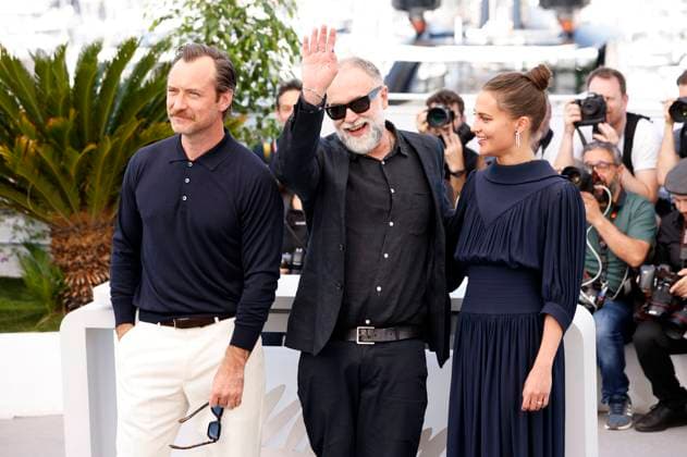 Jude Law, Karim Ainouz und Alicia Vikander beim Photocall zum Kinofilm Firebrand auf dem Festival de Cannes 2023 76. Internationale Filmfestspiele von Cannes am Palais des Festivals. Cannes, 22.05.2023