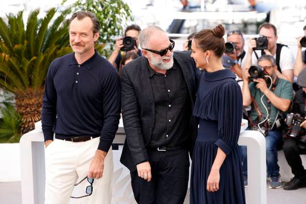 Jude Law, Karim Ainouz und Alicia Vikander beim Photocall zum Kinofilm Firebrand auf dem Festival de Cannes 2023 76. Internationale Filmfestspiele von Cannes am Palais des Festivals. Cannes, 22.05.2023