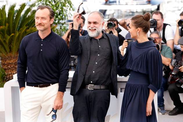Jude Law, Karim Ainouz und Alicia Vikander beim Photocall zum Kinofilm Firebrand auf dem Festival de Cannes 2023 76. Internationale Filmfestspiele von Cannes am Palais des Festivals. Cannes, 22.05.2023