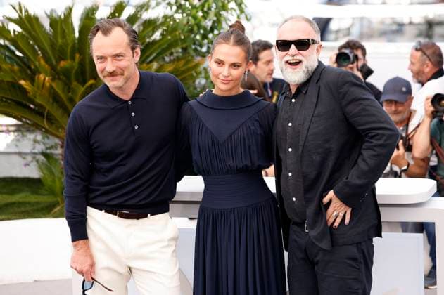 Jude Law, Alicia Vikander und Karim Ainouz beim Photocall zum Kinofilm Firebrand auf dem Festival de Cannes 2023 76. Internationale Filmfestspiele von Cannes am Palais des Festivals. Cannes, 22.05.2023