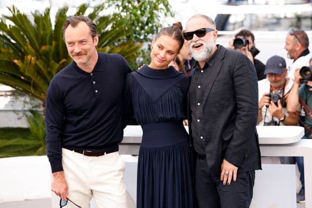 Jude Law, Alicia Vikander und Karim Ainouz beim Photocall zum Kinofilm Firebrand auf dem Festival de Cannes 2023 76. Internationale Filmfestspiele von Cannes am Palais des Festivals. Cannes, 22.05.2023
