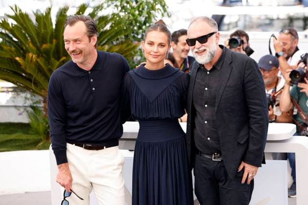 Jude Law, Alicia Vikander und Karim Ainouz beim Photocall zum Kinofilm Firebrand auf dem Festival de Cannes 2023 76. Internationale Filmfestspiele von Cannes am Palais des Festivals. Cannes, 22.05.2023