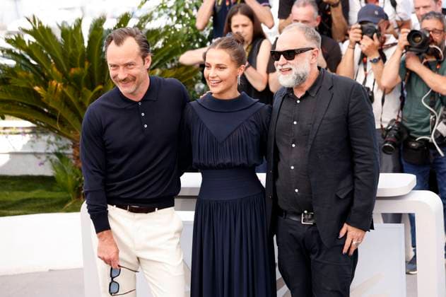 Jude Law, Alicia Vikander und Karim Ainouz beim Photocall zum Kinofilm Firebrand auf dem Festival de Cannes 2023 76. Internationale Filmfestspiele von Cannes am Palais des Festivals. Cannes, 22.05.2023