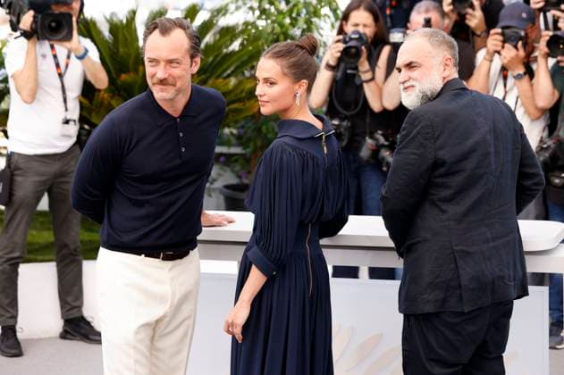 Jude Law, Alicia Vikander und Karim Ainouz beim Photocall zum Kinofilm Firebrand auf dem Festival de Cannes 2023 76. Internationale Filmfestspiele von Cannes am Palais des Festivals. Cannes, 22.05.2023