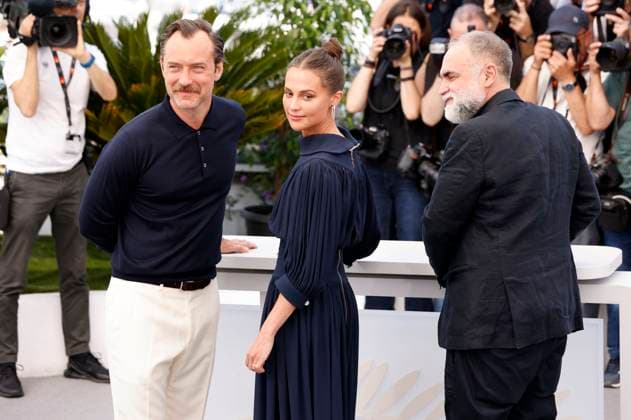 Jude Law, Alicia Vikander und Karim Ainouz beim Photocall zum Kinofilm Firebrand auf dem Festival de Cannes 2023 76. Internationale Filmfestspiele von Cannes am Palais des Festivals. Cannes, 22.05.2023