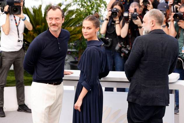 Jude Law, Alicia Vikander und Karim Ainouz beim Photocall zum Kinofilm Firebrand auf dem Festival de Cannes 2023 76. Internationale Filmfestspiele von Cannes am Palais des Festivals. Cannes, 22.05.2023