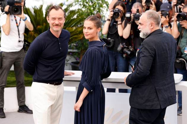 Jude Law, Alicia Vikander und Karim Ainouz beim Photocall zum Kinofilm Firebrand auf dem Festival de Cannes 2023 76. Internationale Filmfestspiele von Cannes am Palais des Festivals. Cannes, 22.05.2023