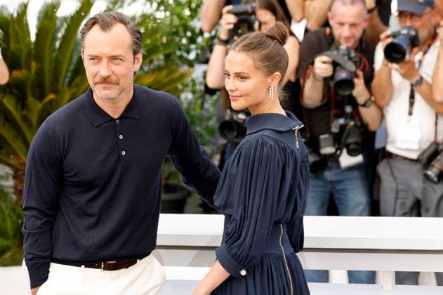 Jude Law und Alicia Vikander beim Photocall zum Kinofilm Firebrand auf dem Festival de Cannes 2023 76. Internationale Filmfestspiele von Cannes am Palais des Festivals. Cannes, 22.05.2023