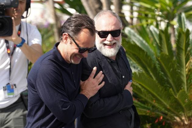 Jude Law - Karim AÃ¯nouz CELEBRITES : 76 eme festival de Cannes - Photocall du film Â« Firebrand (Le Jeu De La Reine) Â» - Cannes - 22 05 2023 NorbertScanella Panoramic 