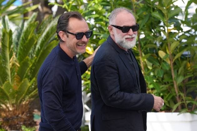 Jude Law - Karim AÃ¯nouz CELEBRITES : 76 eme festival de Cannes - Photocall du film Â« Firebrand (Le Jeu De La Reine) Â» - Cannes - 22 05 2023 NorbertScanella Panoramic 
