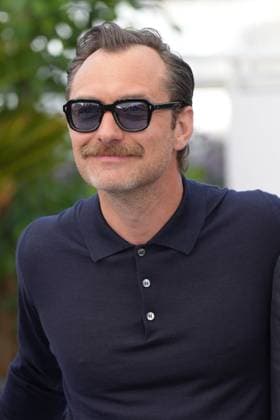 Jude Law CELEBRITES : 76 eme festival de Cannes - Photocall du film Â« Firebrand (Le Jeu De La Reine) Â» - Cannes - 22 05 2023 NorbertScanella Panoramic 