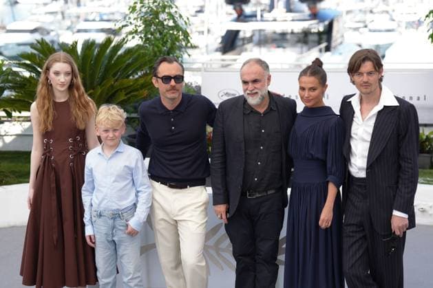 Junia Rees - Patrick Buckley - Jude Law - Karim AÃ¯nouz - Alicia Vikander - Sam Riley CELEBRITES : 76 eme festival de Cannes - Photocall du film Â« Firebrand (Le Jeu De La Reine) Â» - Cannes - 22 05 2023 NorbertScanella Panoramic 