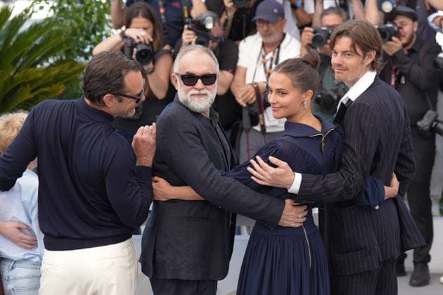 Jude Law - Karim AÃ¯nouz - Alicia Vikander - Sam Riley CELEBRITES : 76 eme festival de Cannes - Photocall du film Â« Firebrand (Le Jeu De La Reine) Â» - Cannes - 22 05 2023 NorbertScanella Panoramic 