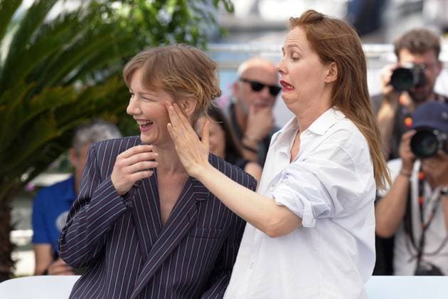 Internationale Filmfestspiele von Cannes, Anatomy of a Fall - Anatomie d une chute Photocall Sandra Hüller - Justine Triet CELEBRITES : 76 eme festival de Cannes - Photocall du film Â« Anatomie d une Chute (Anatomy Of A Fall) Â» - Cannes - 22 05 2023 NorbertScanella Panoramic 