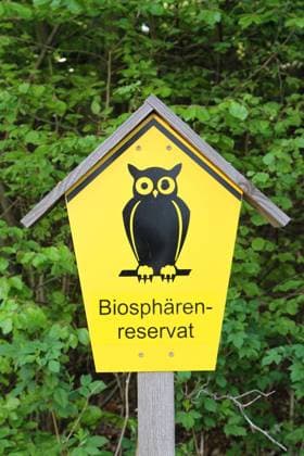 Blick am Freitag (12.05.2023) im Ostseebad Binz (Landkreis Vorpommern Rügen) Ostseeinsel Rügen auf ein Schild das auf ein anliegendes Biosphärenreservat hinweist. *** View on Friday 12 05 2023 in the Baltic seaside resort Binz administrative district Vorpommern Rügen Baltic Sea island Rügen on a sign which refers to an adjoining biosphere reservation