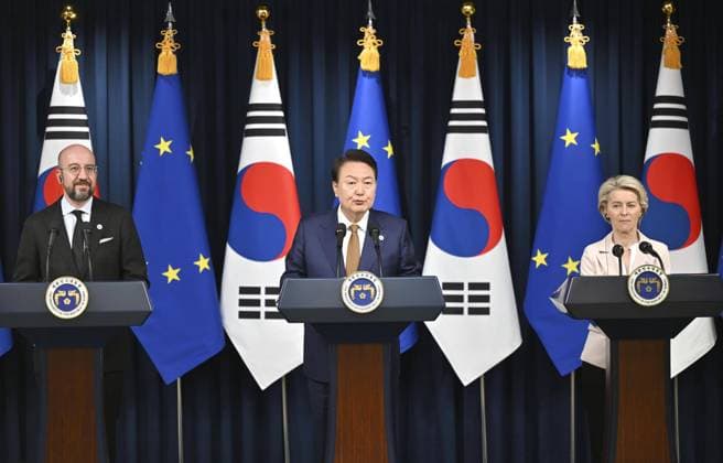 News Themen der Woche KW21 News Bilder des Tages S. Korea-EU talks South Korean President Yoon Suk Yeol (C) holds a press conference with European Council President Charles Michel (L) and European Commission President Ursula von der Leyen in Seoul on May 22, 2023. (Pool photo)  A14AA0001488480P