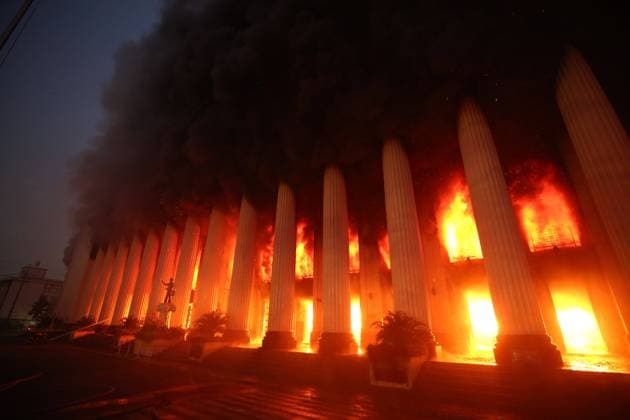 Bilder des Jahres 2023, News 05 Mai News Themen der Woche KW21 News Bilder des Tages (230522) -- MANILA, May 22, 2023 -- Fire breaks out at the Central Post Office in Manila, the Philippines on May 22, 2023. The Bureau of Fire Protection (BFP) said on Monday that the fire razing a century-old landmark building in the Philippine capital of Manila injured four people and was under control. The bureau said the fire erupted at the Philippine central post office around 11 p.m. local time on Sunday, and at least four people were reportedly injured. (Str Xinhua) PHILIPPINES-MANILA-CENTRAL POST OFFICE-FIRE STRINGER 