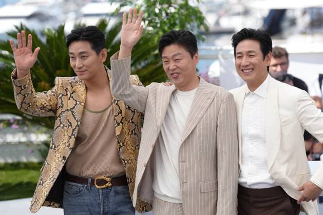 Ju Ji-hun - Kim Hee-won - Lee Sun-kyun CELEBRITES : 76 eme festival de Cannes - Photocall du film Â« Project Silence Â» - Cannes - 22 05 2023 NorbertScanella Panoramic 