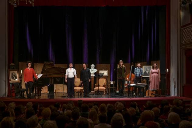 Konzert und Lesung Brahms und die Volksmusik , mit den Künstlern Opernsänger Raphael Fingerlos, Schauspieler Michael Dangl und Pianist Sascha El Mouissi im Stadttheater Gmunden, im Rahmen der Reihe Hausmusikroas , der Salzkammergut Festwochen Gmunden, am 21.05.23. Das Bild zeigt v.l.n.r.: Pianiast sascha El Mouissi, Opernsänger Raphael Finggerlos, Schauspieler Michael Dangl und das Ensemble Tschejefem 2023 - Konzert und Lesung Brahms und die Volksmusik , mit den Künstlern Opernsänger Raphael Fingerlos, Schauspieler Michael Dangl und Pianist Sascha El Mouissi im Stadttheater Gmunden, im Rahmen der Reihe Hausmusikroas , der Salzkammergut Festwochen Gmunden, am 21.05.23