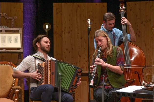 Konzert und Lesung Brahms und die Volksmusik , mit den Künstlern Opernsänger Raphael Fingerlos, Schauspieler Michael Dangl und Pianist Sascha El Mouissi im Stadttheater Gmunden, im Rahmen der Reihe Hausmusikroas , der Salzkammergut Festwochen Gmunden, am 21.05.23. Das Bild zeigt v.l.n.r.: Opernsänger Raphael Fingerlos, Michael Dumfart, Fabian, Steindl 2023 - Konzert und Lesung Brahms und die Volksmusik , mit den Künstlern Opernsänger Raphael Fingerlos, Schauspieler Michael Dangl und Pianist Sascha El Mouissi im Stadttheater Gmunden, im Rahmen der Reihe Hausmusikroas , der Salzkammergut Festwochen Gmunden, am 21.05.23
