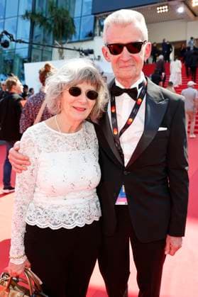 Wolfgang Werner mit Begleitung bei der Premiere des Kinofilms Kuolleet lehdet Fallen Leaves auf dem Festival de Cannes 2023 76. Internationale Filmfestspiele von Cannes im Palais des Festivals. Cannes, 22.05.2023