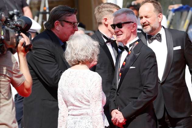 Aki Kaurismäki und Wolfgang Werner bei der Premiere des Kinofilms Kuolleet lehdet Fallen Leaves auf dem Festival de Cannes 2023 76. Internationale Filmfestspiele von Cannes im Palais des Festivals. Cannes, 22.05.2023