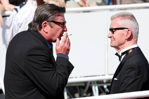 Aki Kaurismäki und Wolfgang Werner bei der Premiere des Kinofilms Kuolleet lehdet Fallen Leaves auf dem Festival de Cannes 2023 76. Internationale Filmfestspiele von Cannes im Palais des Festivals. Cannes, 22.05.2023
