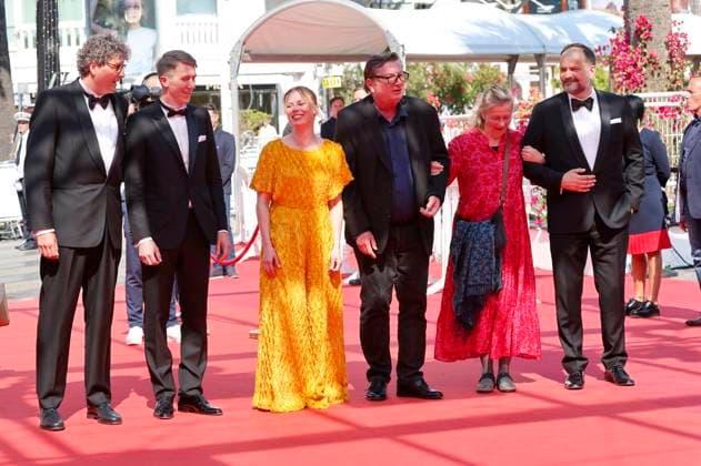 Mark Lwoff, Jussi Vatanen, Alma Pöysti, Aki Kaurismäki, Paula Oinonen und Misha Jaari bei der Premiere des Kinofilms Kuolleet lehdet Fallen Leaves auf dem Festival de Cannes 2023 76. Internationale Filmfestspiele von Cannes im Palais des Festivals. Cannes, 22.05.2023