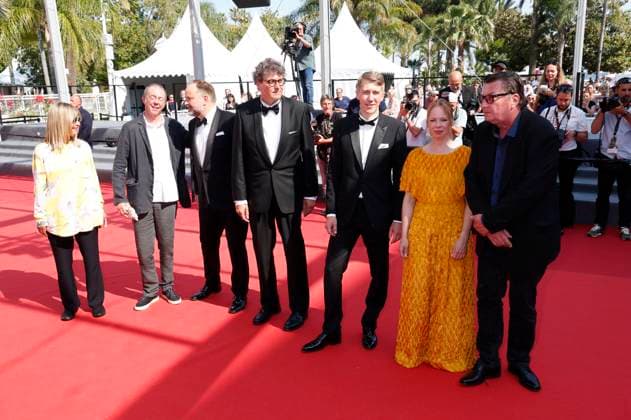 Gäste, Misha Jaari, Mark Lwoff, Jussi Vatanen, Alma Pöysti und Aki Kaurismäki bei der Premiere des Kinofilms Kuolleet lehdet Fallen Leaves auf dem Festival de Cannes 2023 76. Internationale Filmfestspiele von Cannes im Palais des Festivals. Cannes, 22.05.2023