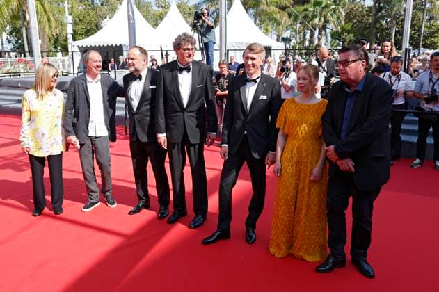 Gäste, Misha Jaari, Mark Lwoff, Jussi Vatanen, Alma Pöysti und Aki Kaurismäki bei der Premiere des Kinofilms Kuolleet lehdet Fallen Leaves auf dem Festival de Cannes 2023 76. Internationale Filmfestspiele von Cannes im Palais des Festivals. Cannes, 22.05.2023