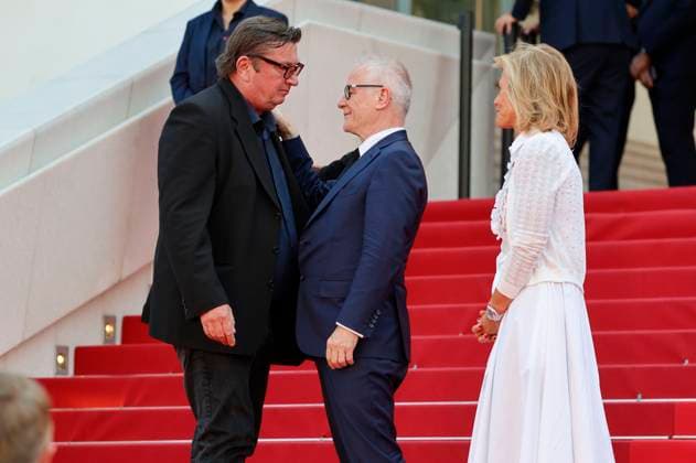 Aki Kaurismäki, Thierry Fremaux und Iris Knobloch bei der Premiere des Kinofilms Kuolleet lehdet Fallen Leaves auf dem Festival de Cannes 2023 76. Internationale Filmfestspiele von Cannes im Palais des Festivals. Cannes, 22.05.2023