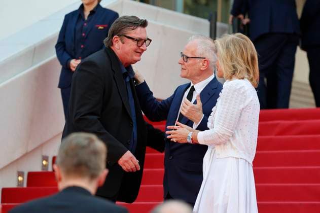 Aki Kaurismäki, Thierry Fremaux und Iris Knobloch bei der Premiere des Kinofilms Kuolleet lehdet Fallen Leaves auf dem Festival de Cannes 2023 76. Internationale Filmfestspiele von Cannes im Palais des Festivals. Cannes, 22.05.2023