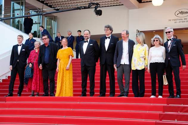 Jussi Vatanen, Paula Oinonen, Aki Kaurismäki, Alma Pöysti, Misha Jaari, Mark Lwoff, Gäste und Wolfgang Werner bei der Premiere des Kinofilms Kuolleet lehdet Fallen Leaves auf dem Festival de Cannes 2023 76. Internationale Filmfestspiele von Cannes im Palais des Festivals. Cannes, 22.05.2023