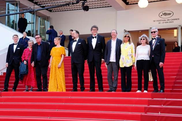 Jussi Vatanen, Paula Oinonen, Aki Kaurismäki, Alma Pöysti, Misha Jaari, Mark Lwoff, Gäste und Wolfgang Werner bei der Premiere des Kinofilms Kuolleet lehdet Fallen Leaves auf dem Festival de Cannes 2023 76. Internationale Filmfestspiele von Cannes im Palais des Festivals. Cannes, 22.05.2023