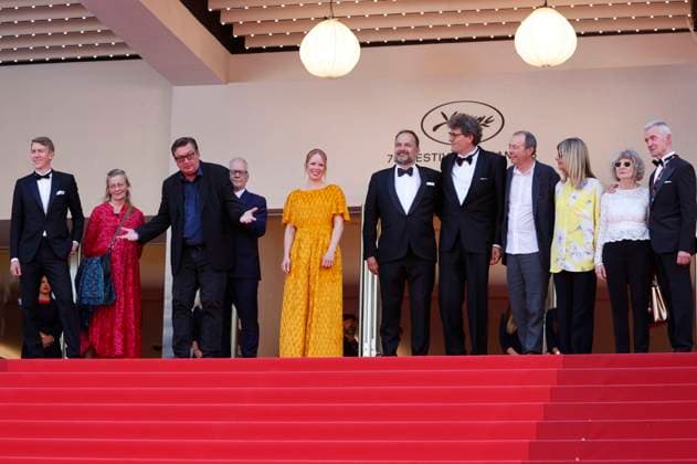 Jussi Vatanen, Paula Oinonen, Aki Kaurismäki, Alma Pöysti, Misha Jaari, Mark Lwoff, Gäste und Wolfgang Werner bei der Premiere des Kinofilms Kuolleet lehdet Fallen Leaves auf dem Festival de Cannes 2023 76. Internationale Filmfestspiele von Cannes im Palais des Festivals. Cannes, 22.05.2023