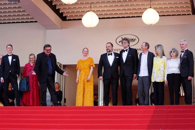 Jussi Vatanen, Paula Oinonen, Aki Kaurismäki, Alma Pöysti, Misha Jaari, Mark Lwoff, Gäste und Wolfgang Werner bei der Premiere des Kinofilms Kuolleet lehdet Fallen Leaves auf dem Festival de Cannes 2023 76. Internationale Filmfestspiele von Cannes im Palais des Festivals. Cannes, 22.05.2023