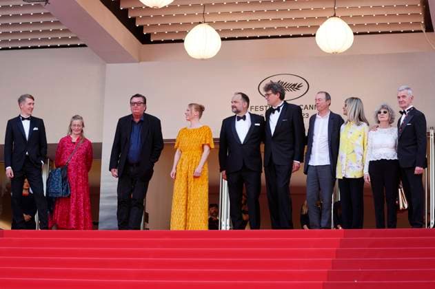 Jussi Vatanen, Paula Oinonen, Aki Kaurismäki, Alma Pöysti, Misha Jaari, Mark Lwoff, Gäste und Wolfgang Werner bei der Premiere des Kinofilms Kuolleet lehdet Fallen Leaves auf dem Festival de Cannes 2023 76. Internationale Filmfestspiele von Cannes im Palais des Festivals. Cannes, 22.05.2023
