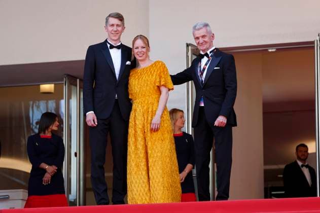 Jussi Vatanen, Alma Pöysti und Wolfgang Werner bei der Premiere des Kinofilms Kuolleet lehdet Fallen Leaves auf dem Festival de Cannes 2023 76. Internationale Filmfestspiele von Cannes im Palais des Festivals. Cannes, 22.05.2023