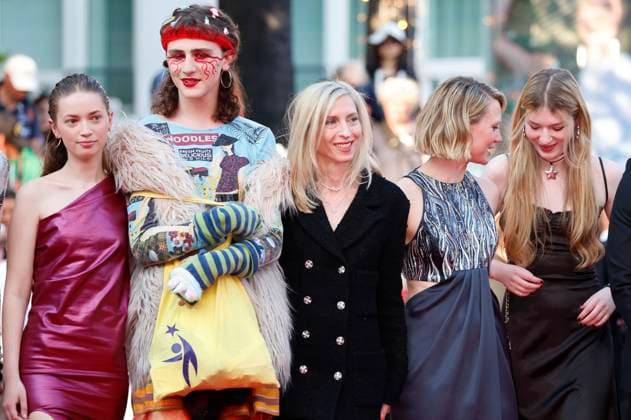 Ksenia Devriendt, Luke Barker, Jessica Hausner, Mia Wasikowska und Florence Baker bei der Premiere des Kinofilms Club Zero auf dem Festival de Cannes 2023 76. Internationale Filmfestspiele von Cannes im Palais des Festivals. Cannes, 22.05.2023