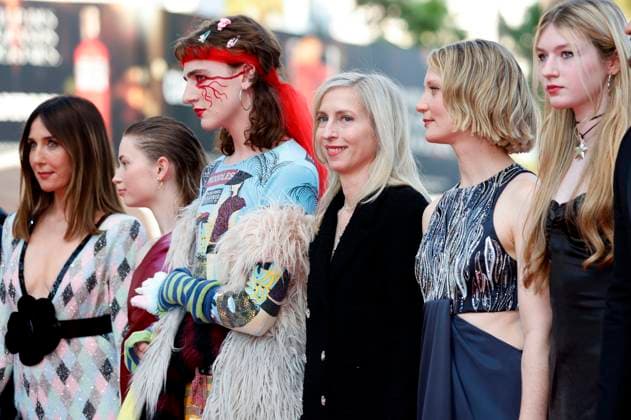 Elsa Zylberstein, Ksenia Devriendt, Luke Baker, Jessica Hausner, Mia Wasikoska und Florence Baker bei der Premiere des Kinofilms Club Zero auf dem Festival de Cannes 2023 76. Internationale Filmfestspiele von Cannes im Palais des Festivals. Cannes, 22.05.2023