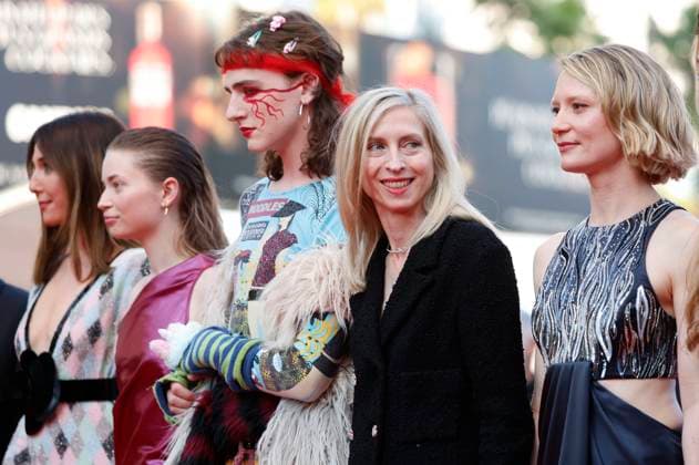 Elsa Zylberstein, Ksenia Devriendt, Luke Baker, Jessica Hausner, Mia Wasikoska und Florence Baker bei der Premiere des Kinofilms Club Zero auf dem Festival de Cannes 2023 76. Internationale Filmfestspiele von Cannes im Palais des Festivals. Cannes, 22.05.2023