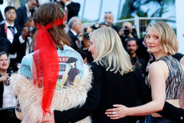 Luke Barker, Jessica Hausner und Mia Wasikowska bei der Premiere des Kinofilms Club Zero auf dem Festival de Cannes 2023 76. Internationale Filmfestspiele von Cannes im Palais des Festivals. Cannes, 22.05.2023