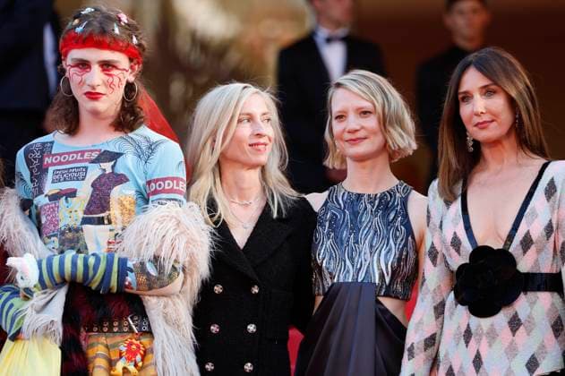 Luke Barker, Jessica Hausner, Mia Wasikowska und Elsa Zylberstein bei der Premiere des Kinofilms Club Zero auf dem Festival de Cannes 2023 76. Internationale Filmfestspiele von Cannes im Palais des Festivals. Cannes, 22.05.2023