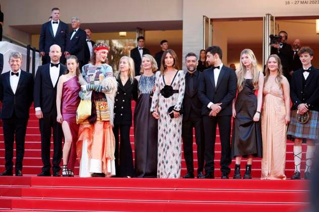 Philippe Bober, Lukas Turtur, Ksenia Devriendt, Luke Barker, Jessica Hausner, Mia Wasikowska, Elsa Zylberstein, Mathieu Demy, Amir El-Masry, Florence Baker, Gwen Currant und Samuel Anderson bei der Premiere des Kinofilms Club Zero auf dem Festival de Cannes 2023 76. Internationale Filmfestspiele von Cannes im Palais des Festivals. Cannes, 22.05.2023